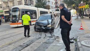 eskisehir-odunpazarinda-iki-otomobil-kafa-kafaya-carpisti-tramvay-seferleri-aksadi-wAXswqye